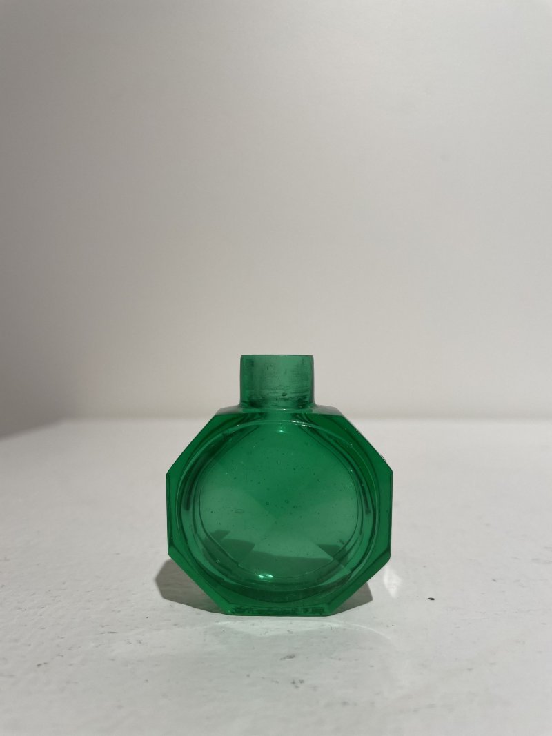 十九世紀中期 綠玻璃八楞式鼻煙壺 ⌈道光年製⌋刻款 | A FACETED GREEN GLASS SNUFF BOTTLE - 图18