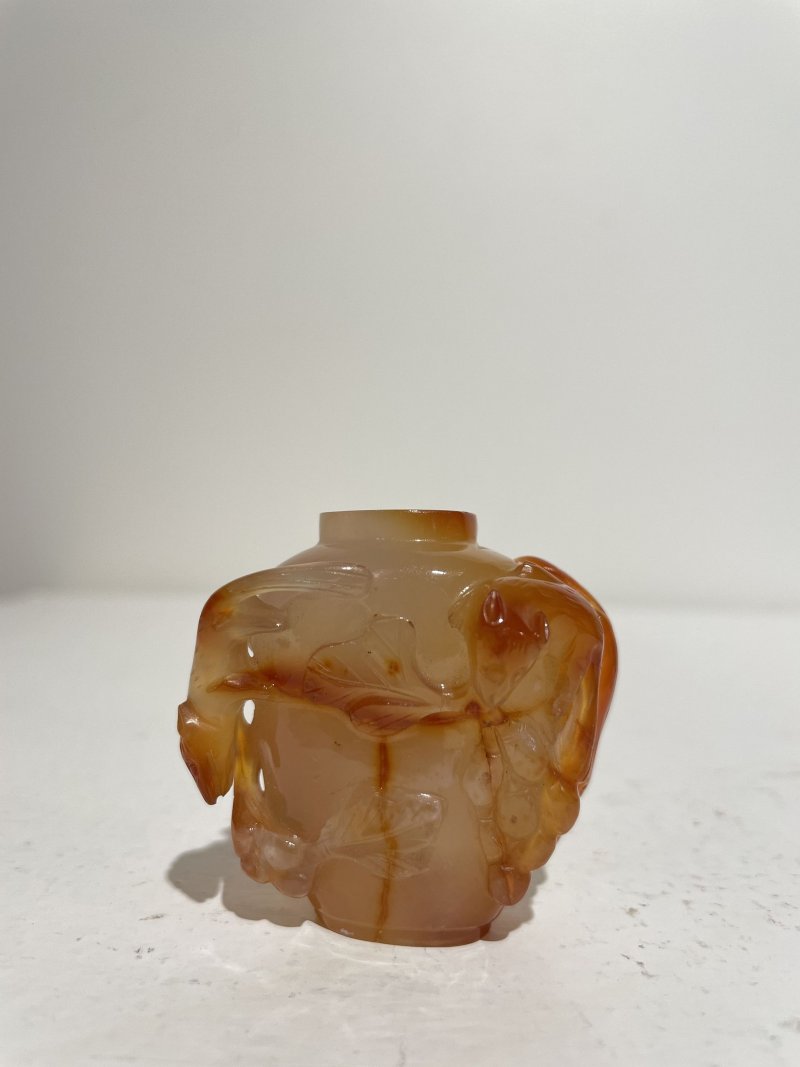 十九/二十世紀 橙色瑪瑙松鼠葡萄紋、紫色條帶瑪瑙雛菊紋鼻煙壺二件 | AN CHALCEDONY AGATE 'SQUIRREL' AND A STRIATED LAVENDER AGATE 'DAISY' SNUFF BOTTLE - 图9