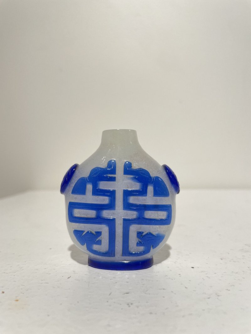 十九/二十世紀 白地套藍玻璃行龍紋、人物紋、仙翁駕鹿紋、團壽紋鼻煙壺四件 | FOUR BLUE OVERLAY GLASS SNUFF BOTTLES - 图37