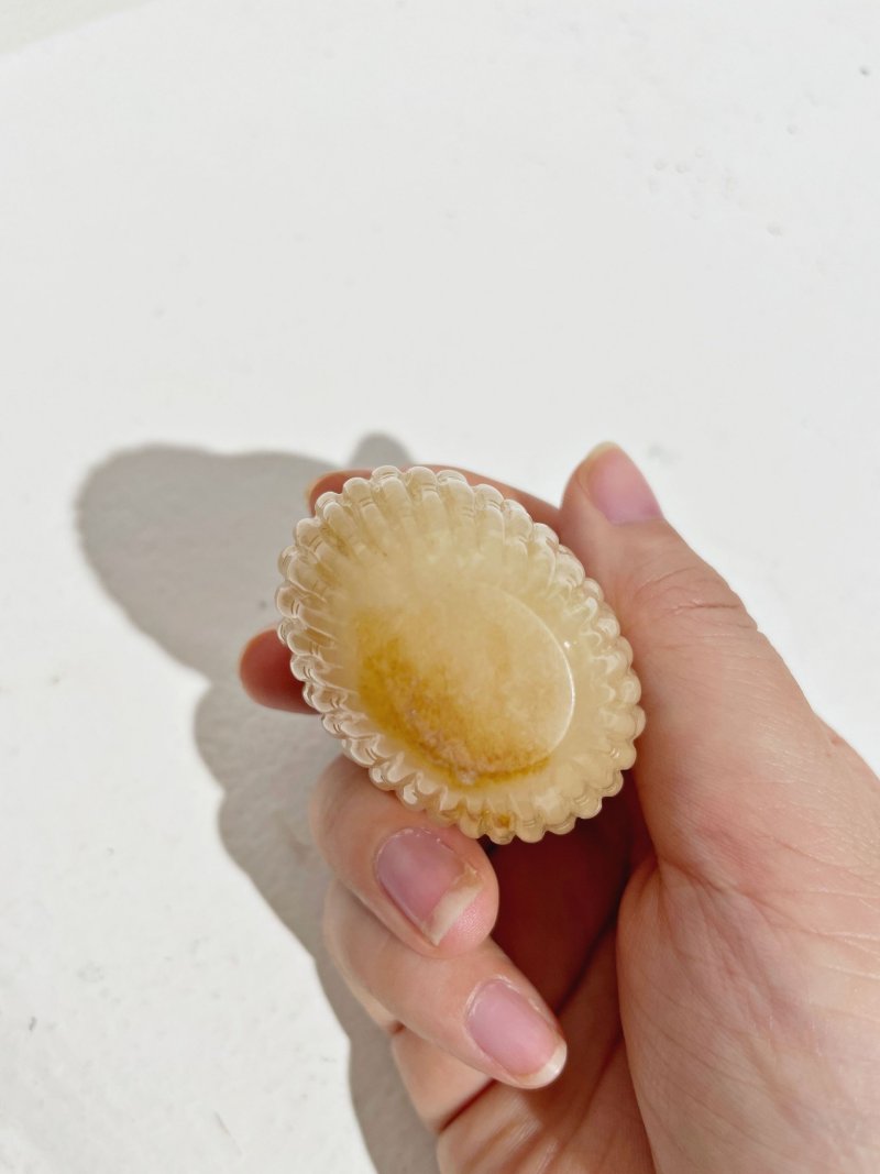 十九/二十世紀 黃玉竹簍紋鼻煙壺、翡翠蓋 | A YELLOW JADE 'WOVEN BASKET' SNUFF BOTTLE - 图3
