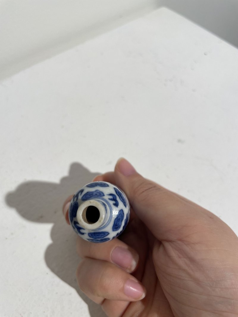 晚清 青花海水龍紋鼻煙壺 | A BLUE AND WHITE 'DRAGON' SNUFF BOTTLE - 图21