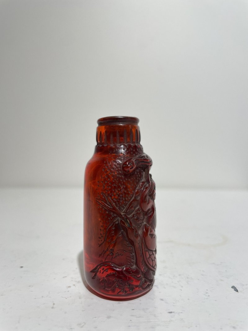 二十世紀 料仿琥珀神人玄武紋鼻煙壺 | A GLASS 'MYTHICAL FIGURE AND XUANWU' SNUFF BOTTLE IMITATING AMBER - 图13