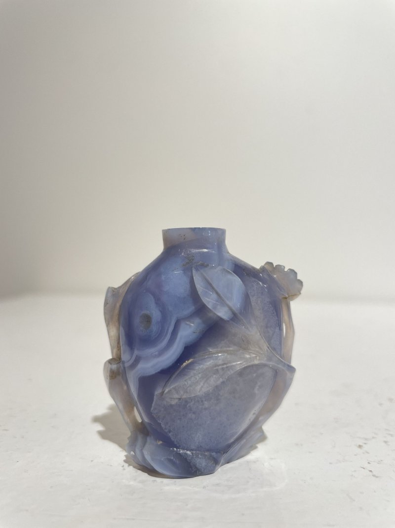 十九/二十世紀 橙色瑪瑙松鼠葡萄紋、紫色條帶瑪瑙雛菊紋鼻煙壺二件 | AN CHALCEDONY AGATE 'SQUIRREL' AND A STRIATED LAVENDER AGATE 'DAISY' SNUFF BOTTLE - 图34