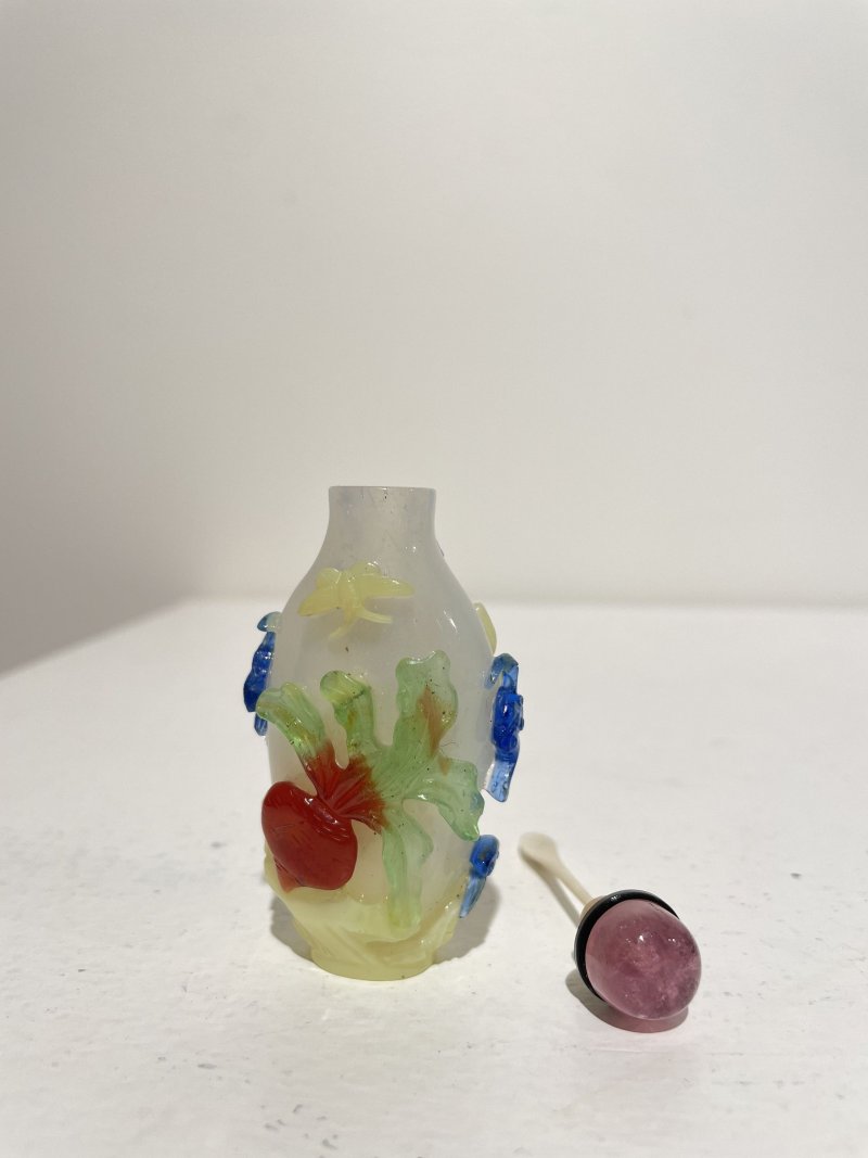 晚清至民國 涅白地套四色玻璃福來、花卉紋鼻煙壺二件 | TWO MULTI-COLOUR OVERLAY TRANSLUCENT GLASS 'FLORAL' AND 'RADISH' SNUFF BOTTLES - 图39