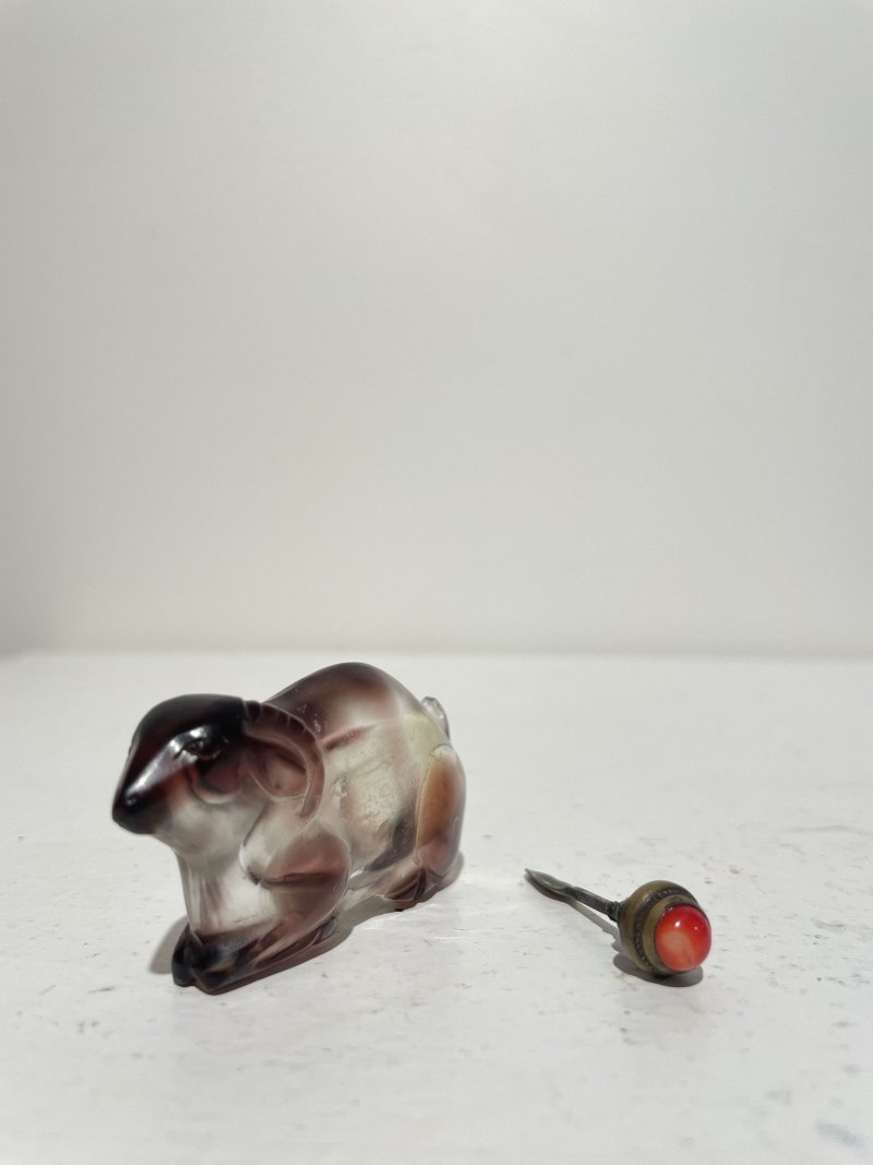 十九世紀 玻璃「猴」、「犬」、「羊」鼻煙壺三件 | THREE BI-COLOUR GLASS 'ZODIAC ANIMALS' SNUFF BOTTLES - 图8