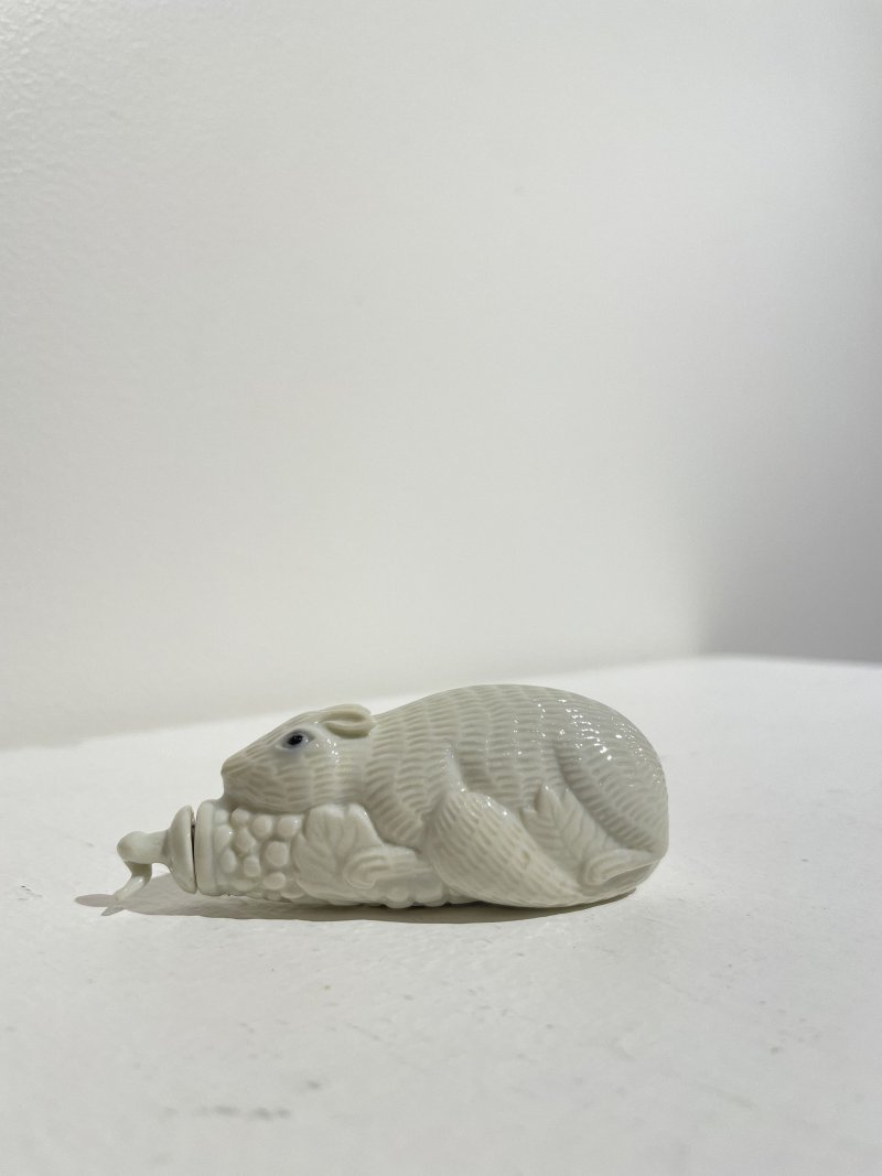 約一八五零年間 白釉模印⌈松鼠葡萄⌋鼻煙壺 | A MOULDED WHITE-GLAZED 'SQUIRREL AND GRAPES' SNUFF BOTTLE - 图12