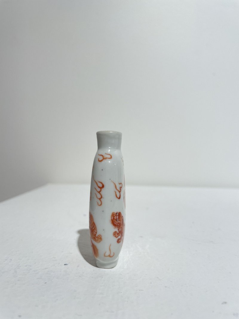 晚清 礬紅彩瑞獅紋鼻煙壺 | AN IRON-RED PAINTED 'BUDDHIST LIONS' SNUFF BOTTLE - 图25