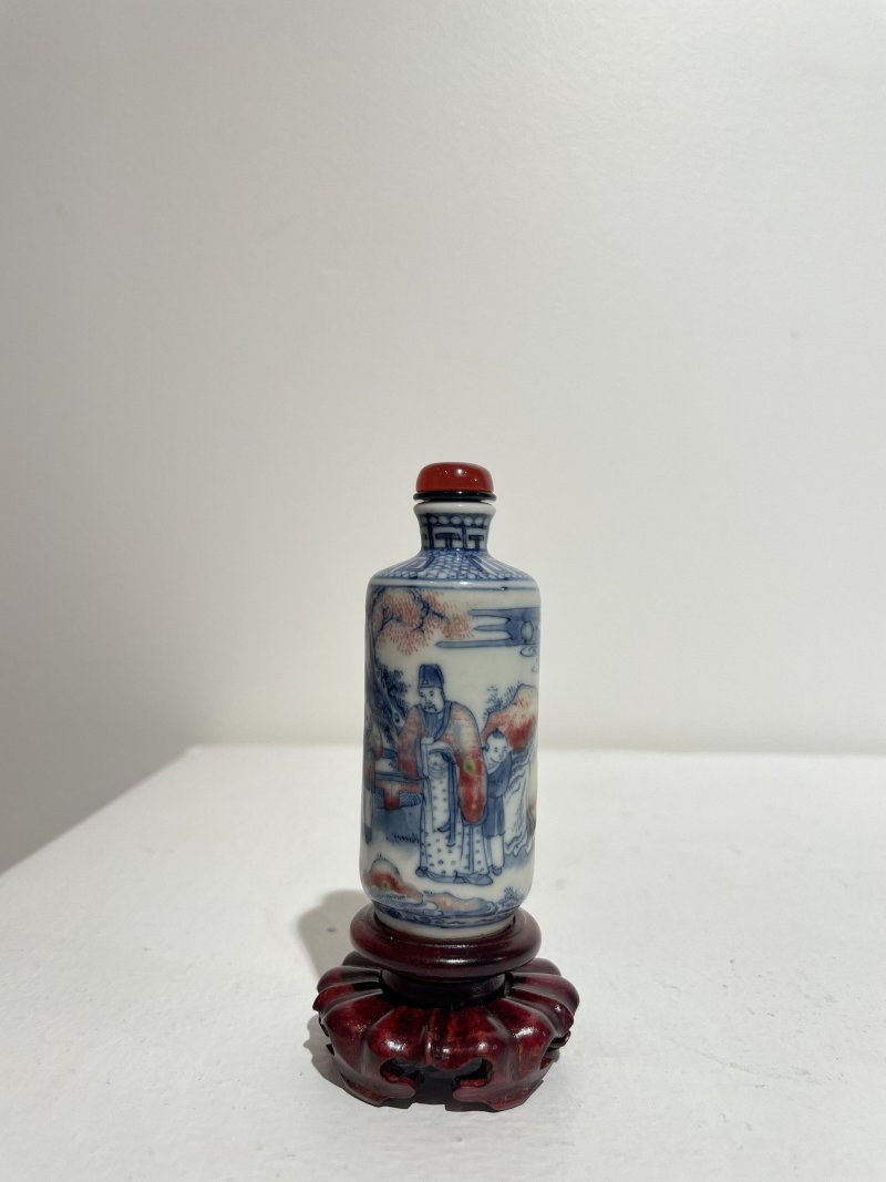 晚清至民國 青花釉裏紅庭院人物紋鼻煙壺 | AN UNDERGLAZE-BLUE AND COPPER-RED 'FIGURES IN THE GARDEN' SNUFF BOTTLE - 图20