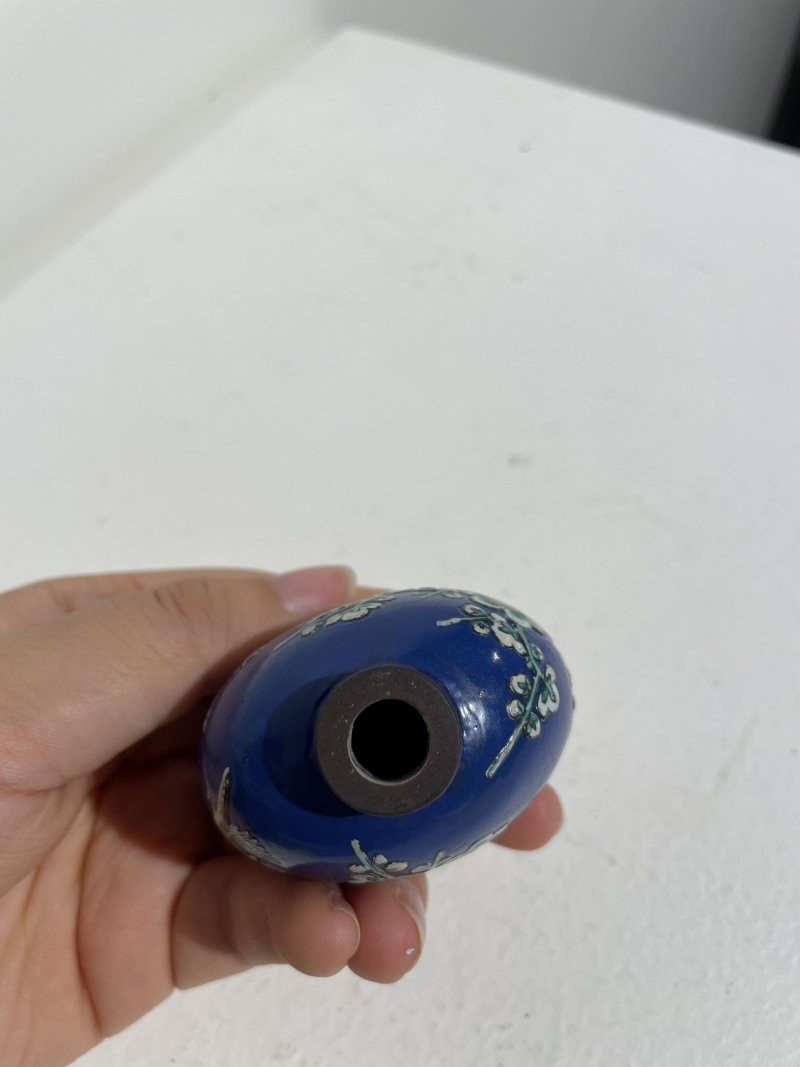 十九世紀 紫砂加彩藍地⌈喜上梅梢⌋鼻煙壺 | AN ENAMELLED YIXING 'MAGPIE' SNUFF BOTTLE - 图5