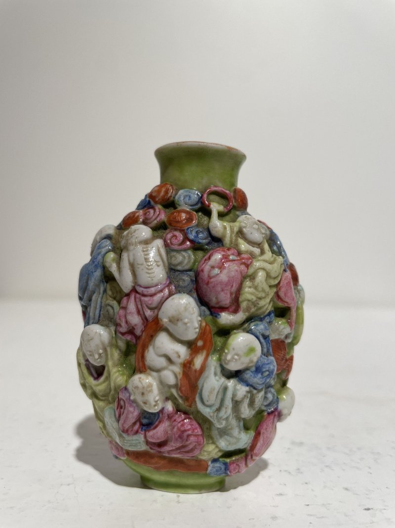 十九世紀 粉彩⌈十八羅漢⌋鼻煙壺 | A FAMILLE ROSE MOULDED 'ARHAT' SNUFF BOTTLE - 图9