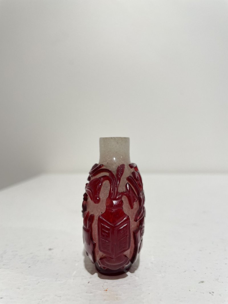 十九世紀 霏雪地套紅玻璃博古紋鼻煙壺 | A RED OVERLAY GLASS 'ANTIQUITY' SNUFF BOTTLE - 图17