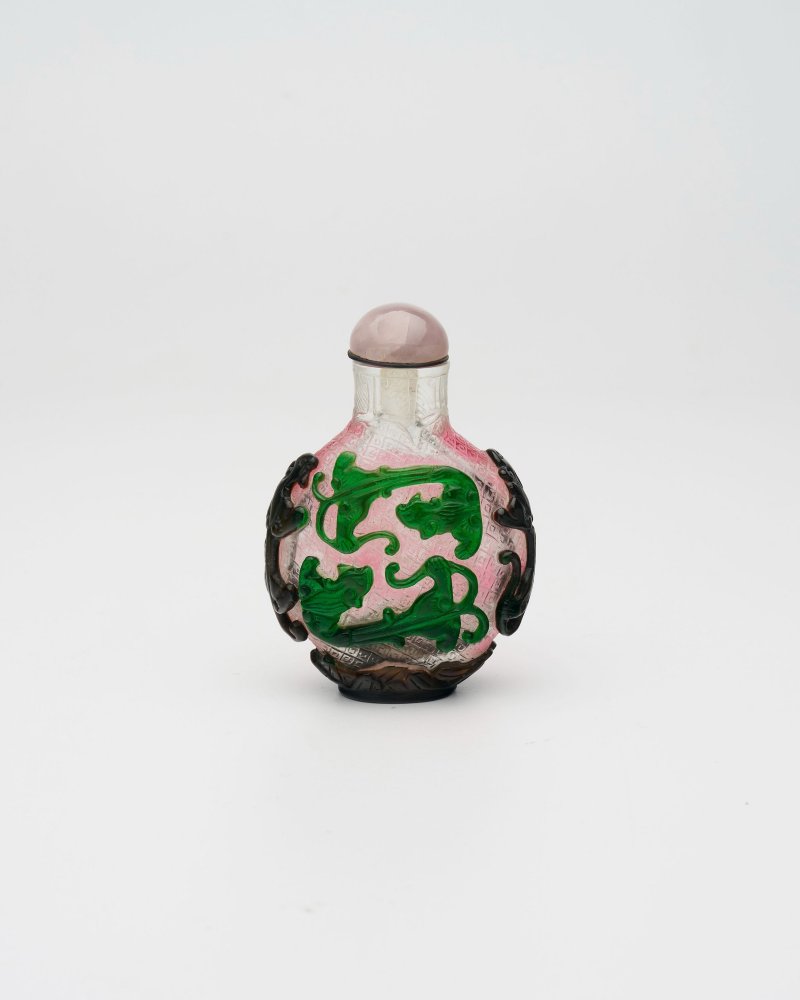 晚清 透明地套雙色玻璃螭龍紋鼻煙壺 | A MULTI-COLOUR OVERLAY GLASS 'CHI-DRAGON' SNUFF BOTTLE