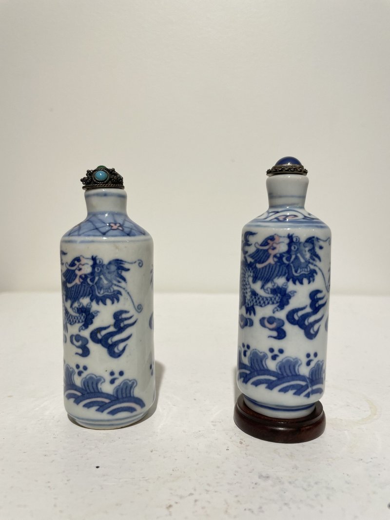 二十世紀中期 青花釉裏紅海水雲龍紋鼻煙壺二件 ⌈大清康熙年製⌋、⌈大清乾隆年製⌋青花楷書款 | TWO UNDERGLAZE-BLUE AND COPPER-RED SNUFF BOTTLES - 图16