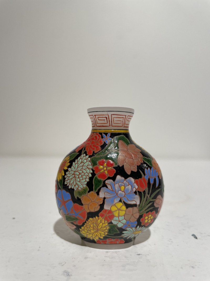 十九/二十世紀 白地套綠玻璃花鳥紋、淺綠地套三色玻璃蝶戀花紋、白地套藍玻璃行龍紋、玻璃胎畫琺琅花卉紋、多色玻璃葫蘆式、白地套墨黑玻璃印章紋鼻煙壺七件 其二⌈古月軒⌋藍料楷書款、⌈乾隆年製⌋青花楷書款 | SEVEN GLASS SNUFF BOTTLES - 图42