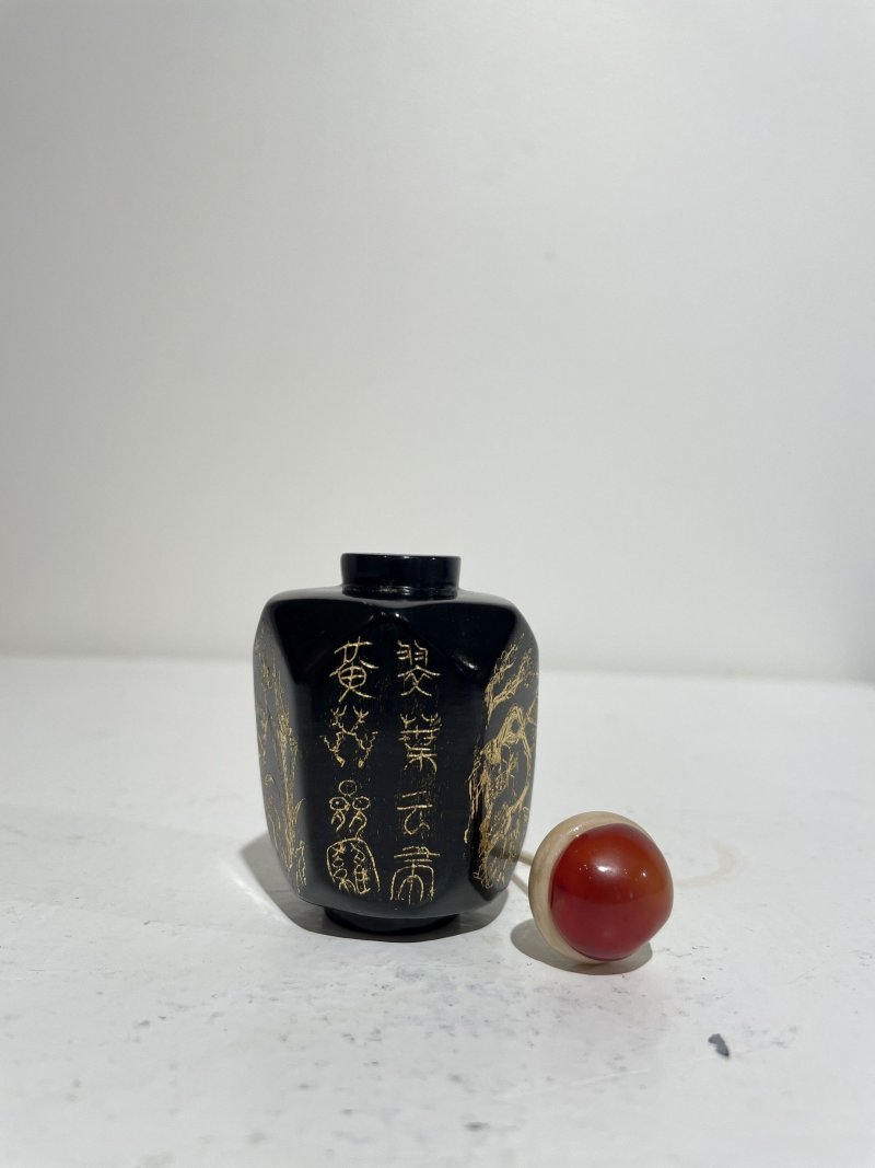 二十世紀 銅合金、鎏金黑色玻璃、雕刻葫蘆、打磨雕刻核桃、天然牙質鼻煙壺五件 其一⌈乾隆⌋刻款 | FIVE SNUFF BOTTLES OF VARIOUS MATERIALS - 图28