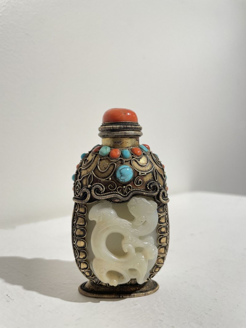 十八/十九世紀 白玉螭龍紋包銅鑲珊瑚綠松鼻煙壺 | A WHITE JADE 'CHI-DRAGON' SNUFF BOTTLE WITH INLAID AND GILT COPPER ENCASING - 图11