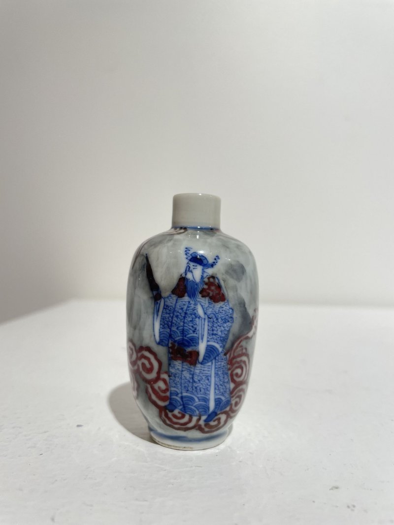 晚清 青花釉裏紅戲劇人物紋鼻煙壺 青花人物紋底款 | AN UNDERGLAZE-BLUE AND COPPER-RED 'FIGURES AMONG CLOUDS' SNUFF BOTTLE - 图16