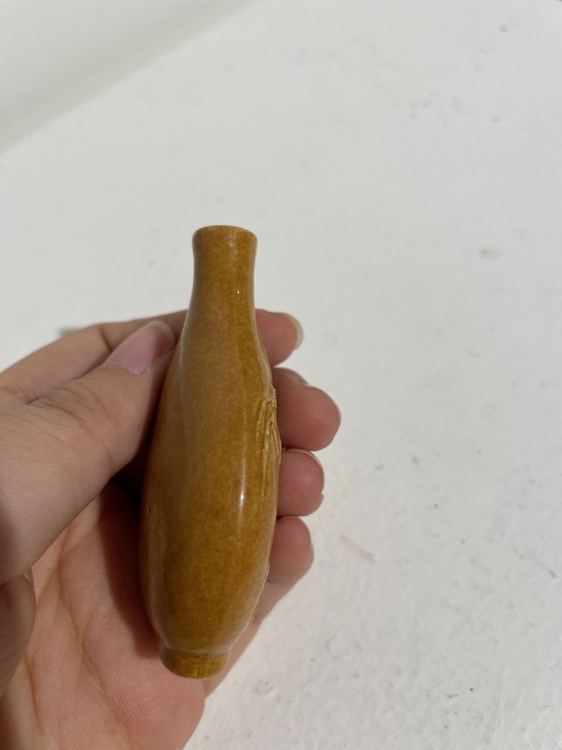 晚清至民國 瓷胎琥珀釉柳蔭兔紋鼻煙壺 | A MOULDED AND AMBER-GLAZED BISCUIT 'RABBIT' SNUFF BOTTLE - 图8
