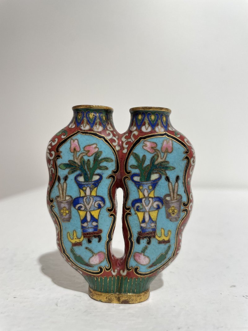 晚清 銅胎琺琅雙聯牛角形博古紋鼻煙壺 | A CLOISONNÉ DOUBLE SNUFF BOTTLE - 图9
