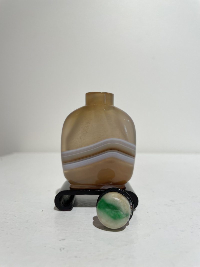 十九世紀 纏絲瑪瑙鼻煙壺、翡翠蓋 | A STRIATED AGATE SNUFF BOTTLE - 图8