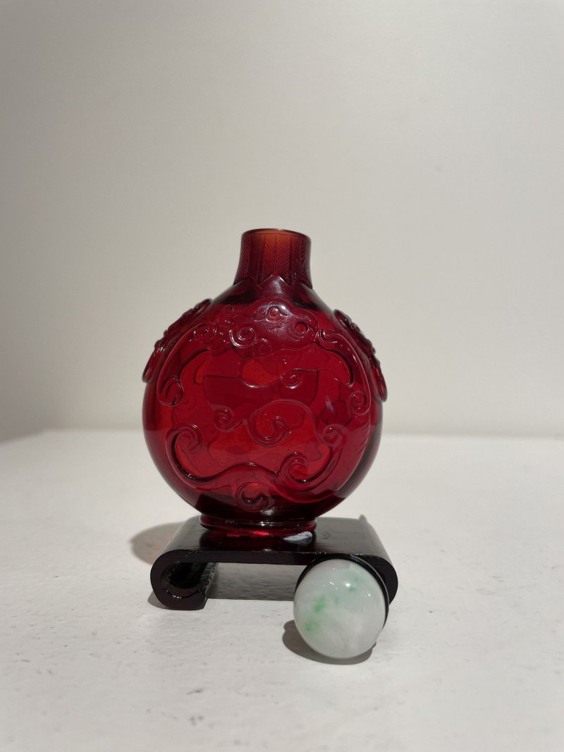 十九世紀 寶石紅玻璃龍鳳紋鼻煙壺 ⌈乾隆⌋刻款 | A RUBY-RED GLASS 'DRAGON AND PHOENIX' SNUFF BOTTLE - 图8
