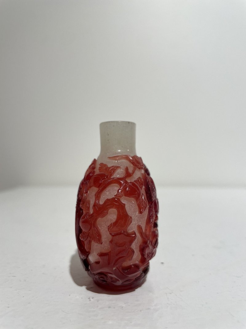 十九世紀 珍珠地套紅玻璃⌈松鶴延年⌋鼻煙壺 | A RED OVERLAY GLASS 'LONGEVITY' SNUFF BOTTLE - 图11