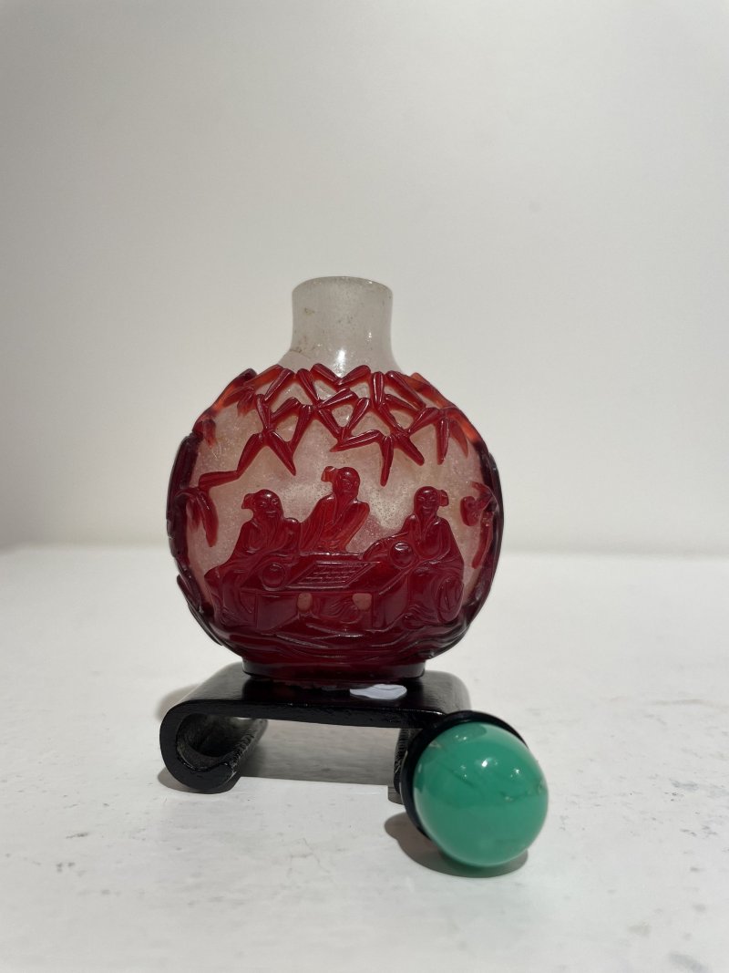 十九世紀 霏雪地套紅玻璃⌈竹林七賢⌋鼻煙壺 | A RED OVERLAY GLASS 'SCHOLARS' SNUFF BOTTLE - 图9