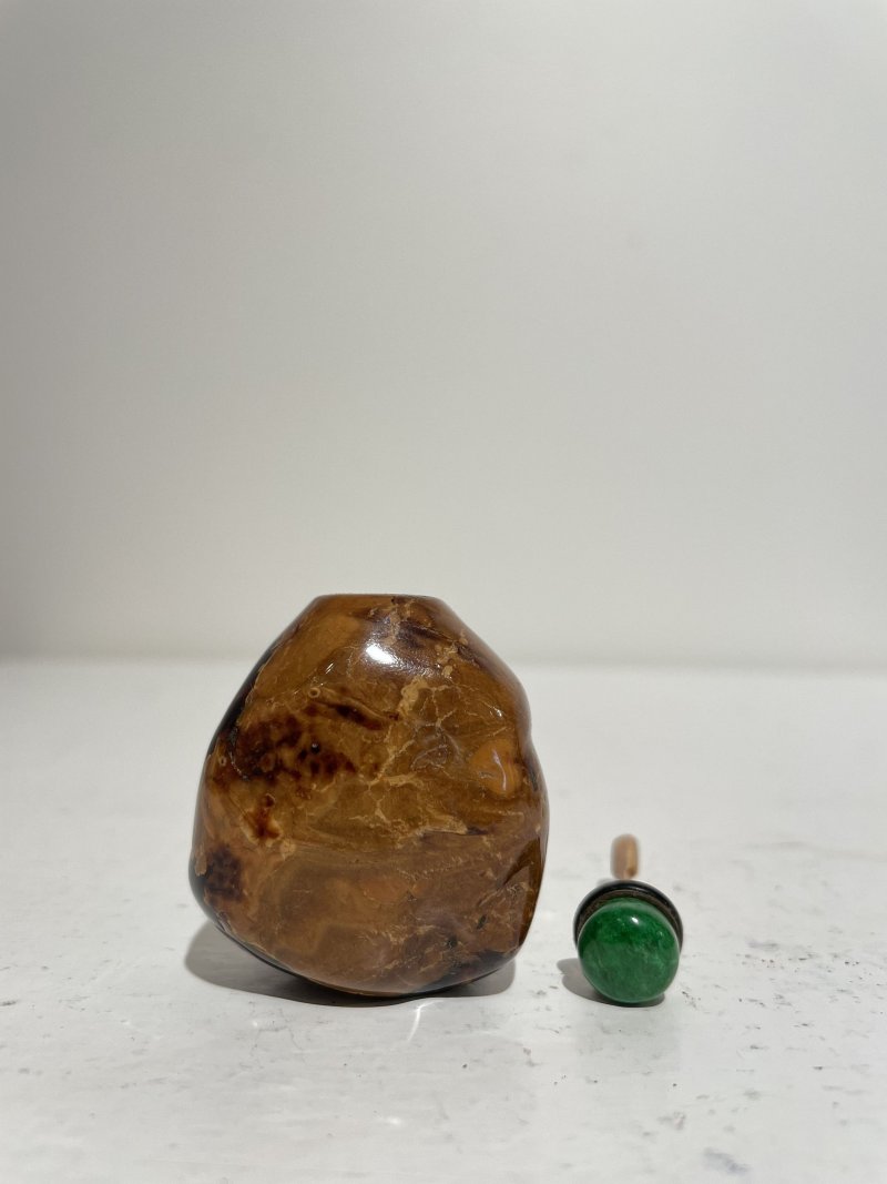 十九世紀 根珀、核桃鼻煙壺二件 | A ROOT AMBER AND A LACQUERED WALNUT SNUFF BOTTLE - 图14