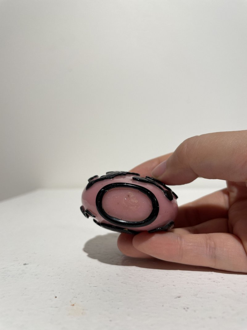 晚清至民國 粉地套黑玻璃⌈金玉滿堂⌋鼻煙壺 | A BLACK OVERLAY PINK GLASS 'GOLDFISH' SNUFF BOTTLE - 图7