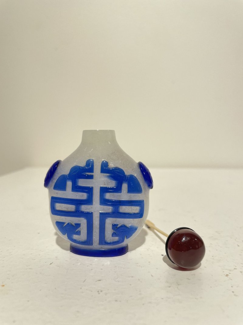 十九/二十世紀 白地套藍玻璃行龍紋、人物紋、仙翁駕鹿紋、團壽紋鼻煙壺四件 | FOUR BLUE OVERLAY GLASS SNUFF BOTTLES - 图38