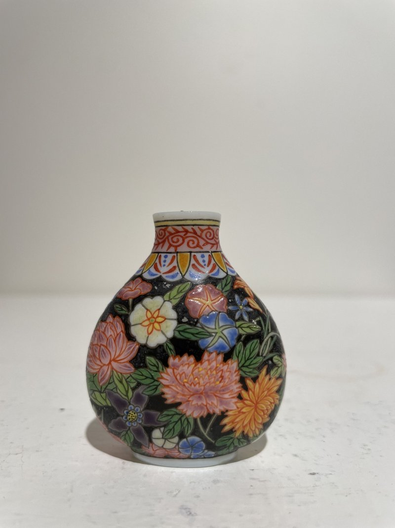 十九/二十世紀 白地套綠玻璃花鳥紋、淺綠地套三色玻璃蝶戀花紋、白地套藍玻璃行龍紋、玻璃胎畫琺琅花卉紋、多色玻璃葫蘆式、白地套墨黑玻璃印章紋鼻煙壺七件 其二⌈古月軒⌋藍料楷書款、⌈乾隆年製⌋青花楷書款 | SEVEN GLASS SNUFF BOTTLES - 图66