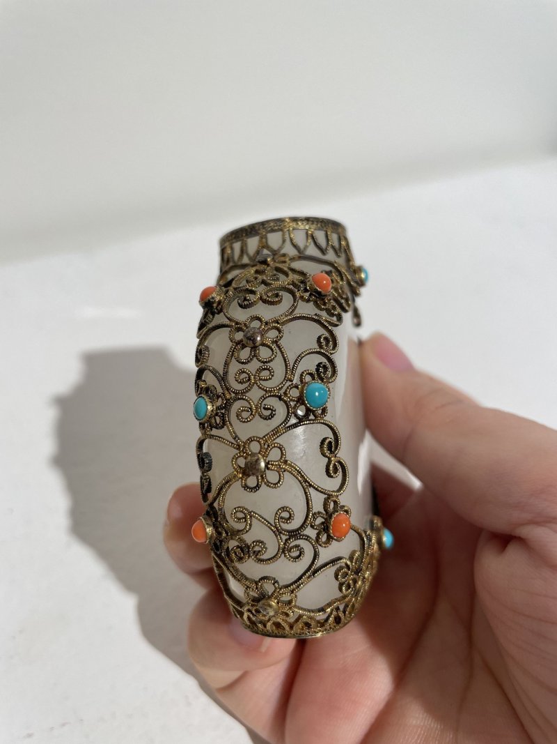 （玉）十八/十九世紀 白玉累絲鑲珊瑚綠松石珊瑚鼻煙壺 | AN INLAID FILIGREE-MOUNTED WHITE JADE SNUFF BOTTLE - 图13