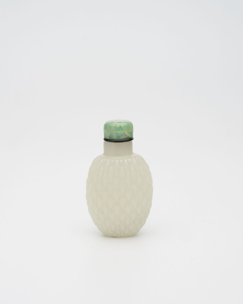 十八/十九世紀 白玉竹簍紋鼻煙壺、翡翠蓋 | A WHITE JADE 'WOVEN BASKET' SNUFF BOTTLE