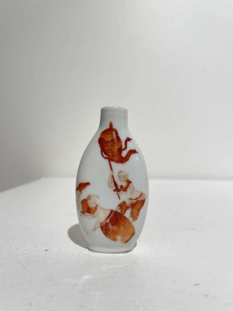 十九世紀中葉 礬紅彩⌈鍾馗⌋鼻煙壺 原底款磨損 | AN IRON-RED PAINTED 'ZHONG KUI' SNUFF BOTTLE - 图19