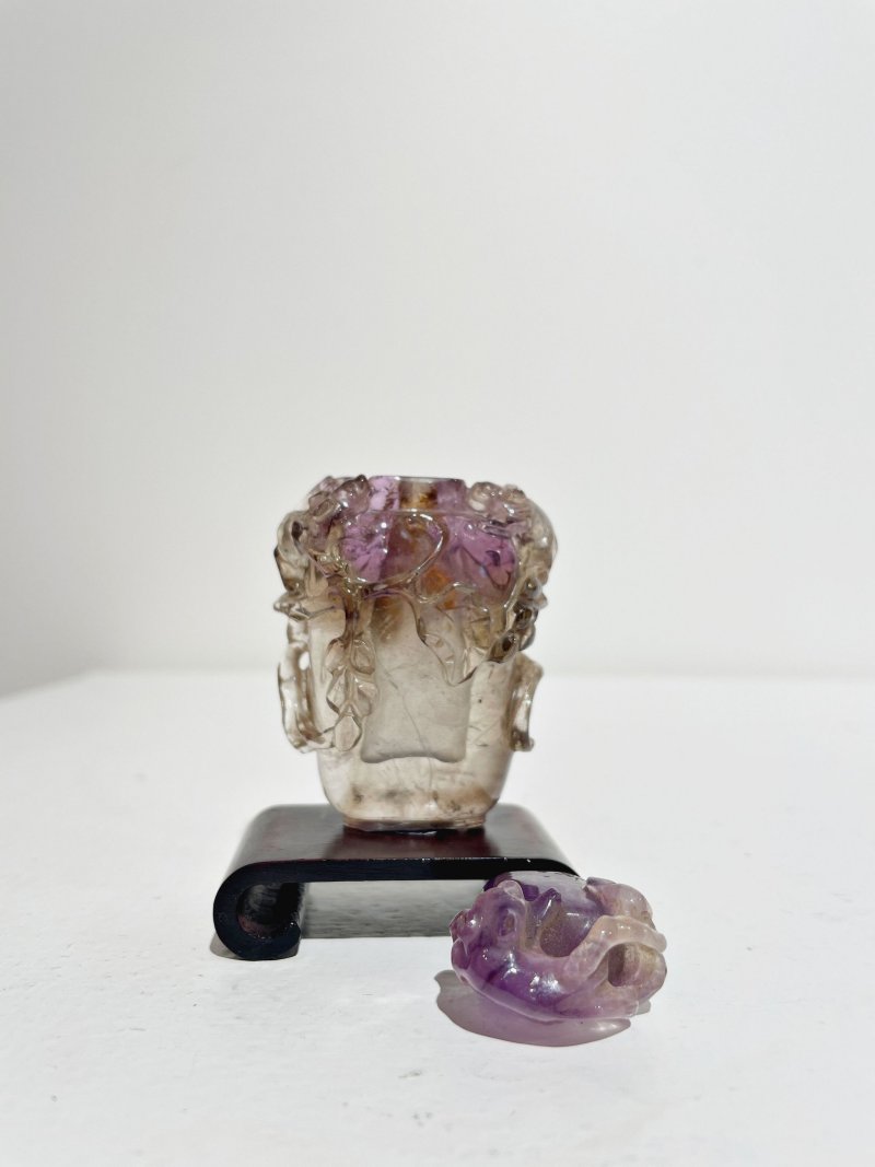 十九世紀 紫水晶⌈松鼠葡萄⌋鼻煙壺、紫水晶⌈松鼠⌋蓋 | AN AMETHYST 'SQUIRREL AND GRAPES' SNUFF BOTTLE - 图27