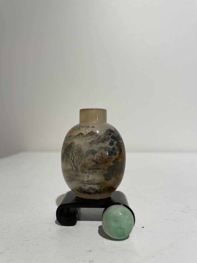 （壺）十九世紀 王習三作 瑪瑙内畫⌈杏巷村⌋鼻煙壺、翡翠蓋 一九七四年作 | AN INSIDE PAINTED AGATE 'LANDSCAPE' SNUFF BOTTLE - 图20