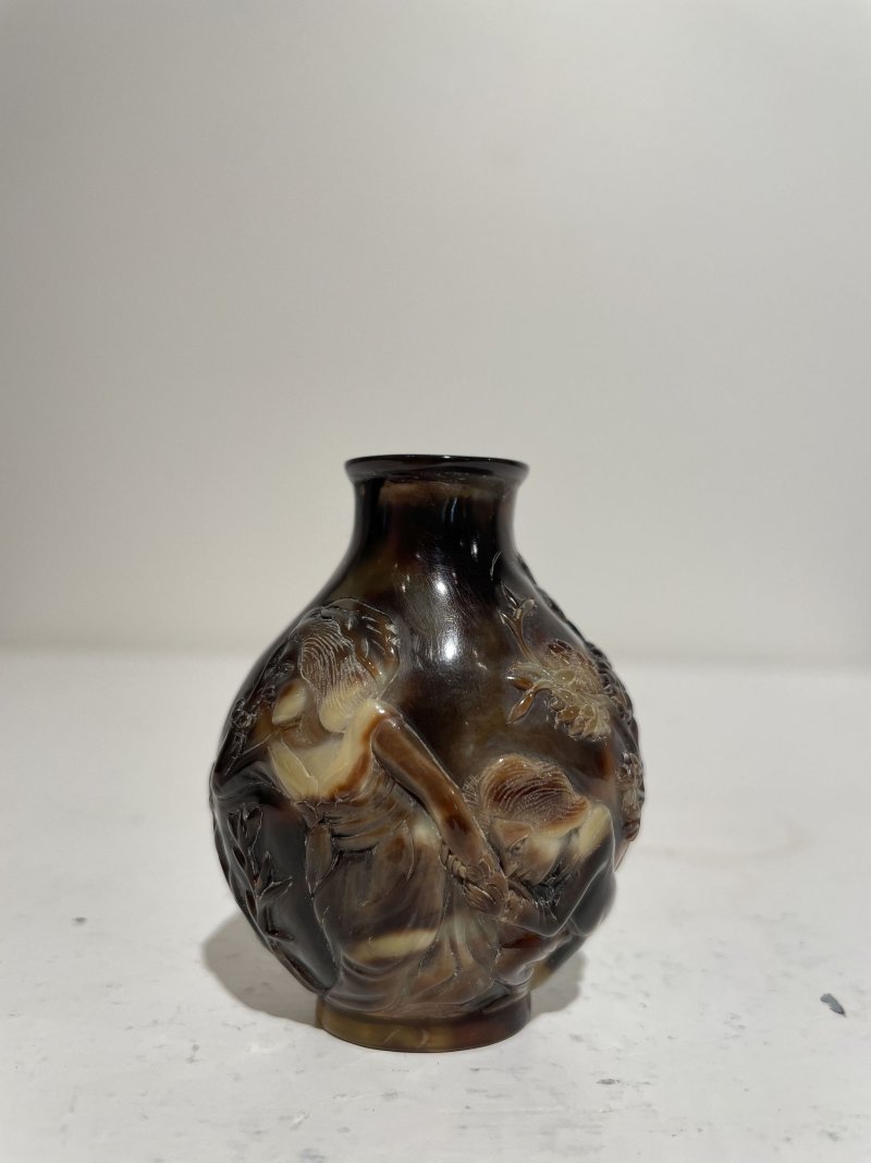 晚清 玳瑁西洋人物紋鼻煙壺 | A TORTOISESHELL 'EUROPEAN SUBJECTS' SNUFF BOTTLE - 图9