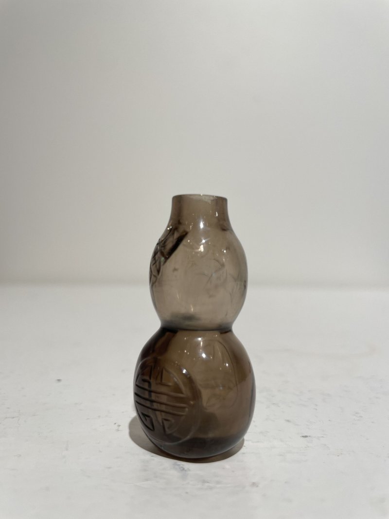 十九世紀 煙晶福壽葫蘆形鼻煙壺 | A SMOKEY CRYSTAL GOURD-SHAPED 'BAT AND SHOU CHARACTER' SNUFF BOTTLE - 图6