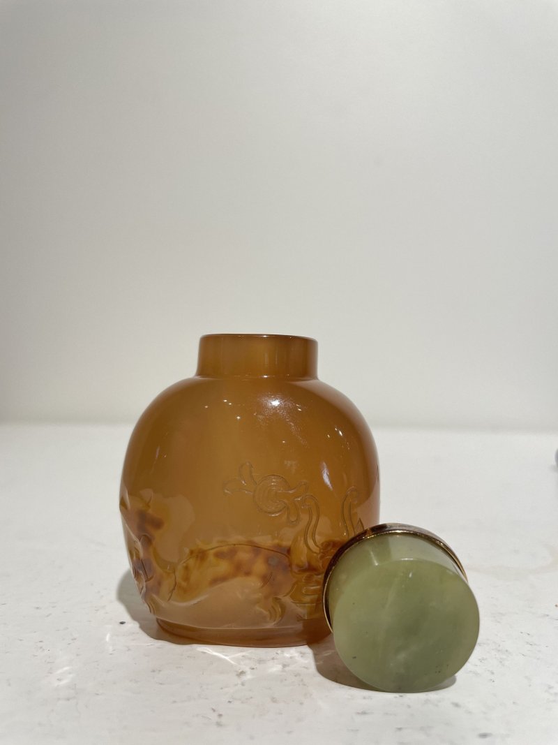 十九/二十世紀 瑪瑙巧雕一路連科紋、神獸紋鼻煙壺二件 | AN AGATE 'EGRET AND LOTUS' AND AN AGATE 'MYTHICAL BEAST' SNUFF BOTTLE - 图27