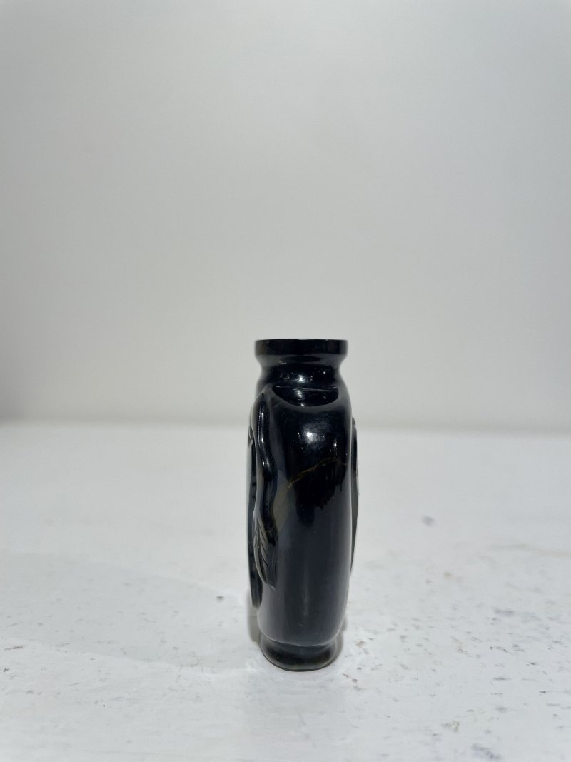 十九/二十世紀 碧玉⌈瓜瓞⌋、翡翠巧雕⌈連年有餘⌋、虎眼石⌈佛手⌋鼻煙壺三件 | A SPINACH JADE 'MELON', A JADEITE 'LOTUS' AND A TIGER'S EYE 'FINGER CITRON' SNUFF BOTTLES - 图7