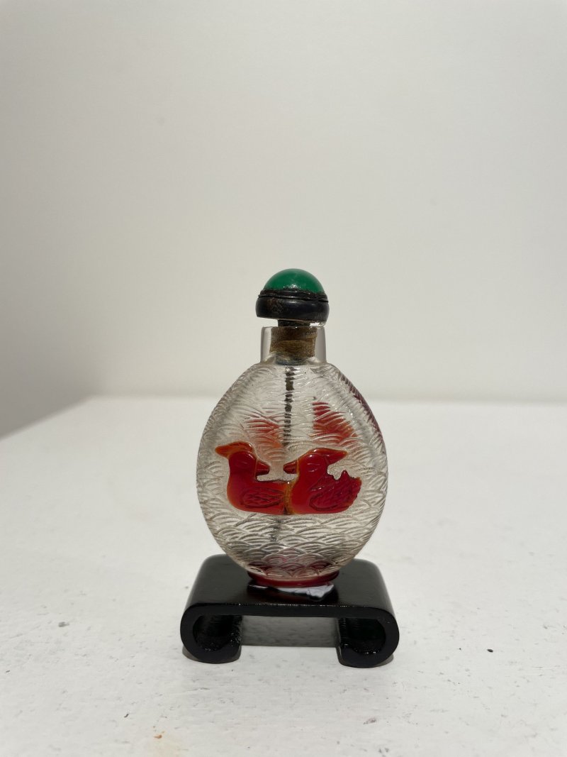 十九世紀 透明地套紅玻璃⌈鴛鴦戲水⌋鼻煙壺 | A RED OVERLAY GLASS 'MANDARIN DUCKS' SNUFF BOTTLE - 图18