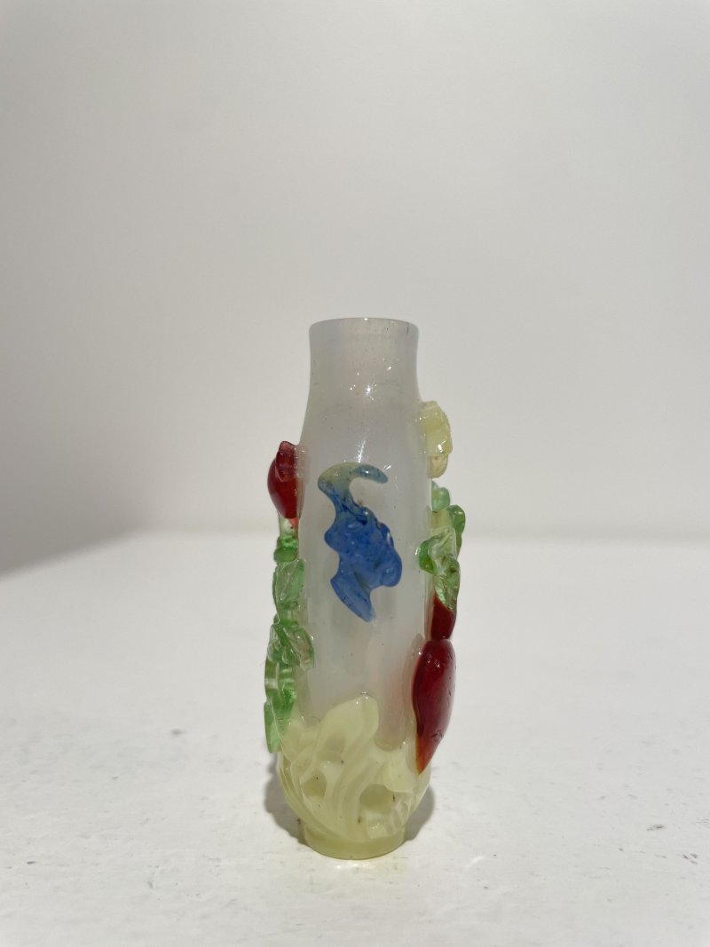 晚清至民國 涅白地套四色玻璃福來、花卉紋鼻煙壺二件 | TWO MULTI-COLOUR OVERLAY TRANSLUCENT GLASS 'FLORAL' AND 'RADISH' SNUFF BOTTLES - 图35