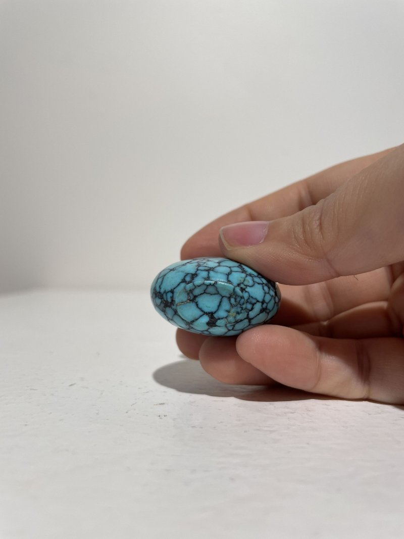 十九/二十世紀 抱子石、綠松石、水晶鼻煙壺三件 | A PUDDINGSTONE, A TURQUOISE, AND A ROCK CRYSTAL SNUFF BOTTLE - 图5