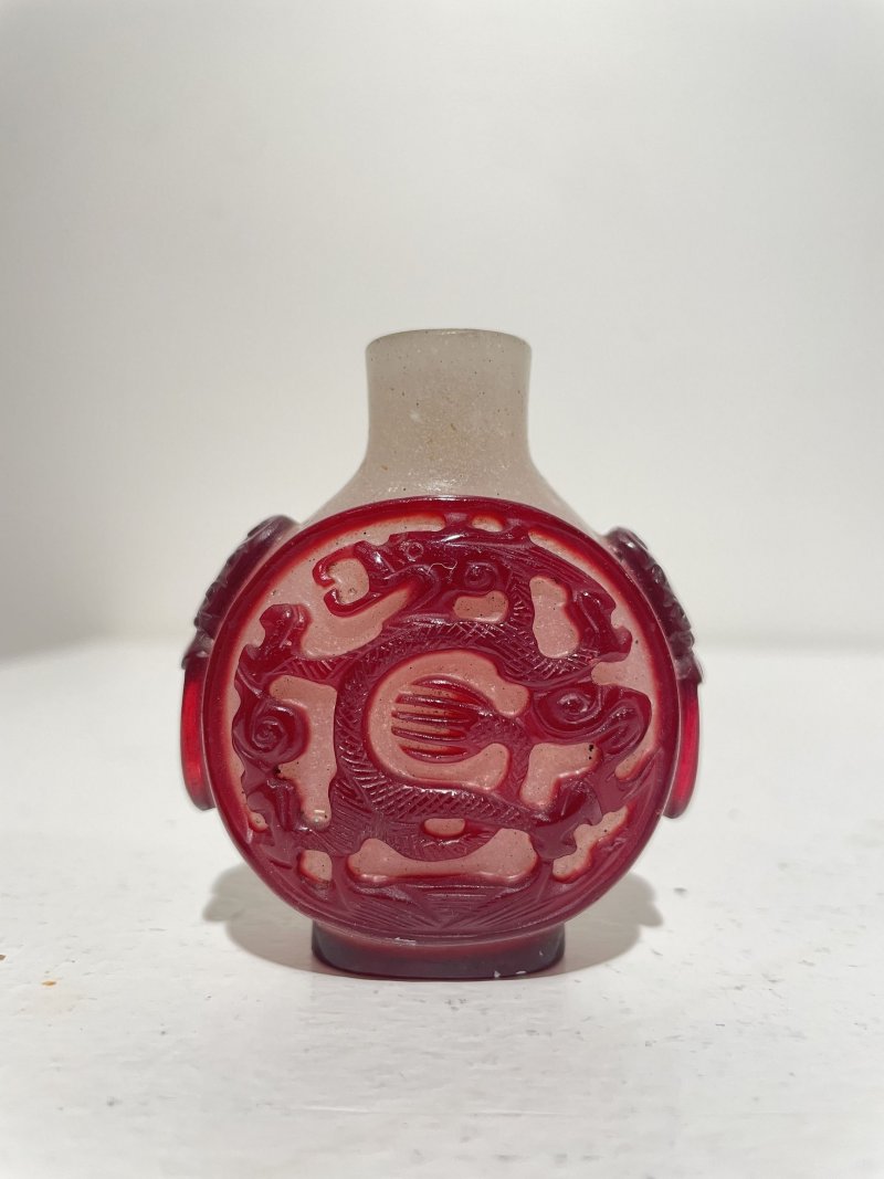 晚清 霏雪地套紅玻璃⌈龍•寅虎納福⌋、龍紋鼻煙壺二件 | TWO RED OVERLAY GLASS 'DRAGON' AND 'TIGER' SNUFF BOTTLES - 图23