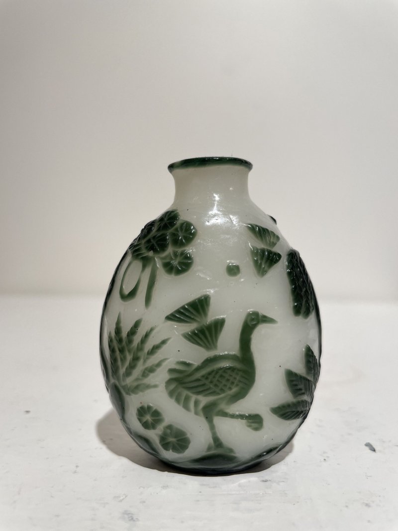 十九/二十世紀 白地套綠玻璃花鳥紋、淺綠地套三色玻璃蝶戀花紋、白地套藍玻璃行龍紋、玻璃胎畫琺琅花卉紋、多色玻璃葫蘆式、白地套墨黑玻璃印章紋鼻煙壺七件 其二⌈古月軒⌋藍料楷書款、⌈乾隆年製⌋青花楷書款 | SEVEN GLASS SNUFF BOTTLES - 图88