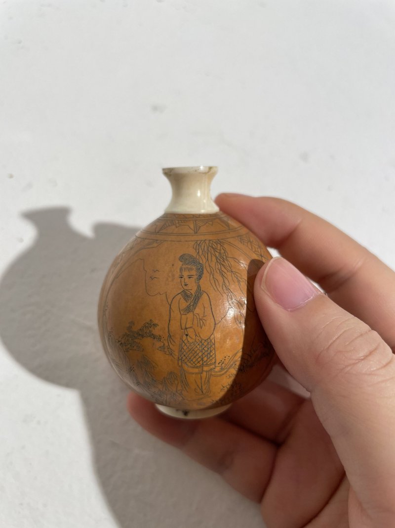 二十世紀 銅合金、鎏金黑色玻璃、雕刻葫蘆、打磨雕刻核桃、天然牙質鼻煙壺五件 其一⌈乾隆⌋刻款 | FIVE SNUFF BOTTLES OF VARIOUS MATERIALS - 图5