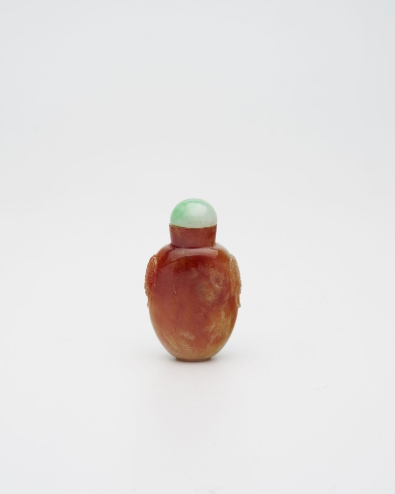 晚清 雙色翡翠鼻煙壺、翡翠蓋 | A RUSSET AND GREENISH WHITE JADEITE SNUFF BOTTLE