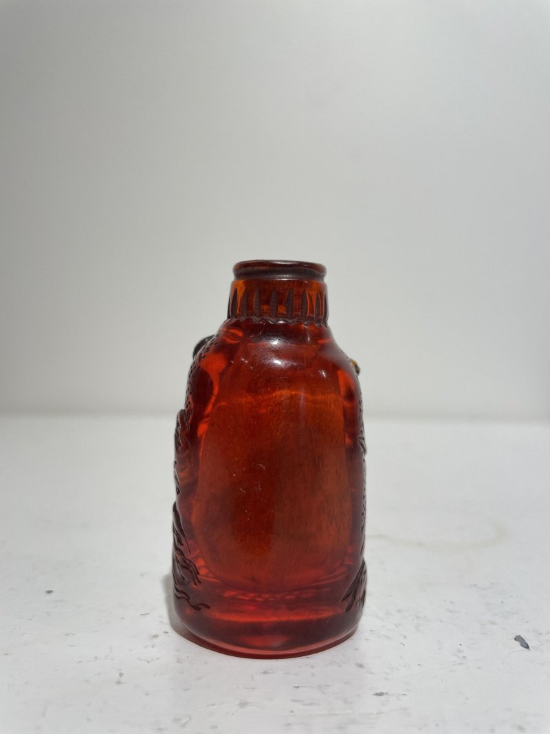 二十世紀 料仿琥珀神人玄武紋鼻煙壺 | A GLASS 'MYTHICAL FIGURE AND XUANWU' SNUFF BOTTLE IMITATING AMBER - 图14