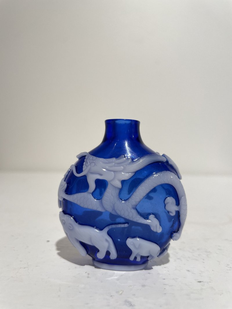 十九世紀 藍地套白玻璃十二生肖紋鼻煙壺 | A WHITE OVERLAY SAPPHIRE GLASS 'ZODIAC' SNUFF BOTTLE - 图7