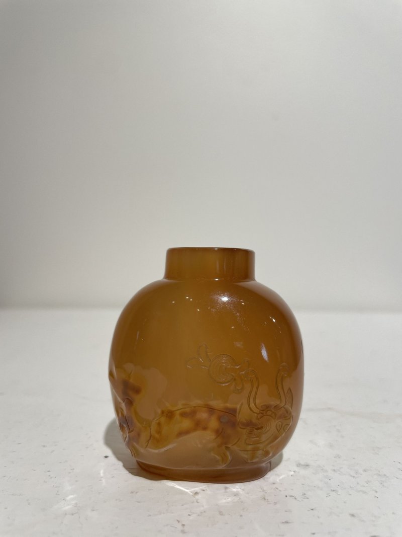 十九/二十世紀 瑪瑙巧雕一路連科紋、神獸紋鼻煙壺二件 | AN AGATE 'EGRET AND LOTUS' AND AN AGATE 'MYTHICAL BEAST' SNUFF BOTTLE - 图8